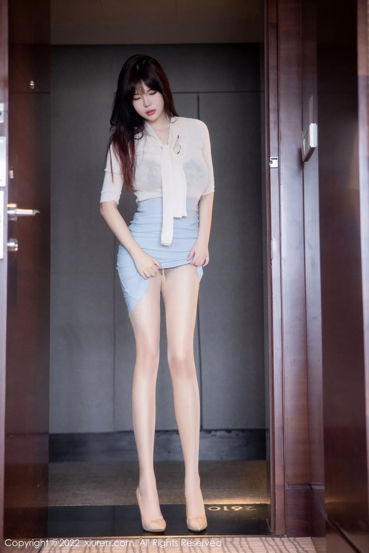 秀人集.com_[XiuRen秀人网]No.5704_模特Arude薇薇浅色上衣配浅蓝灰短裙露黑色蕾丝内衣诱惑写真82P