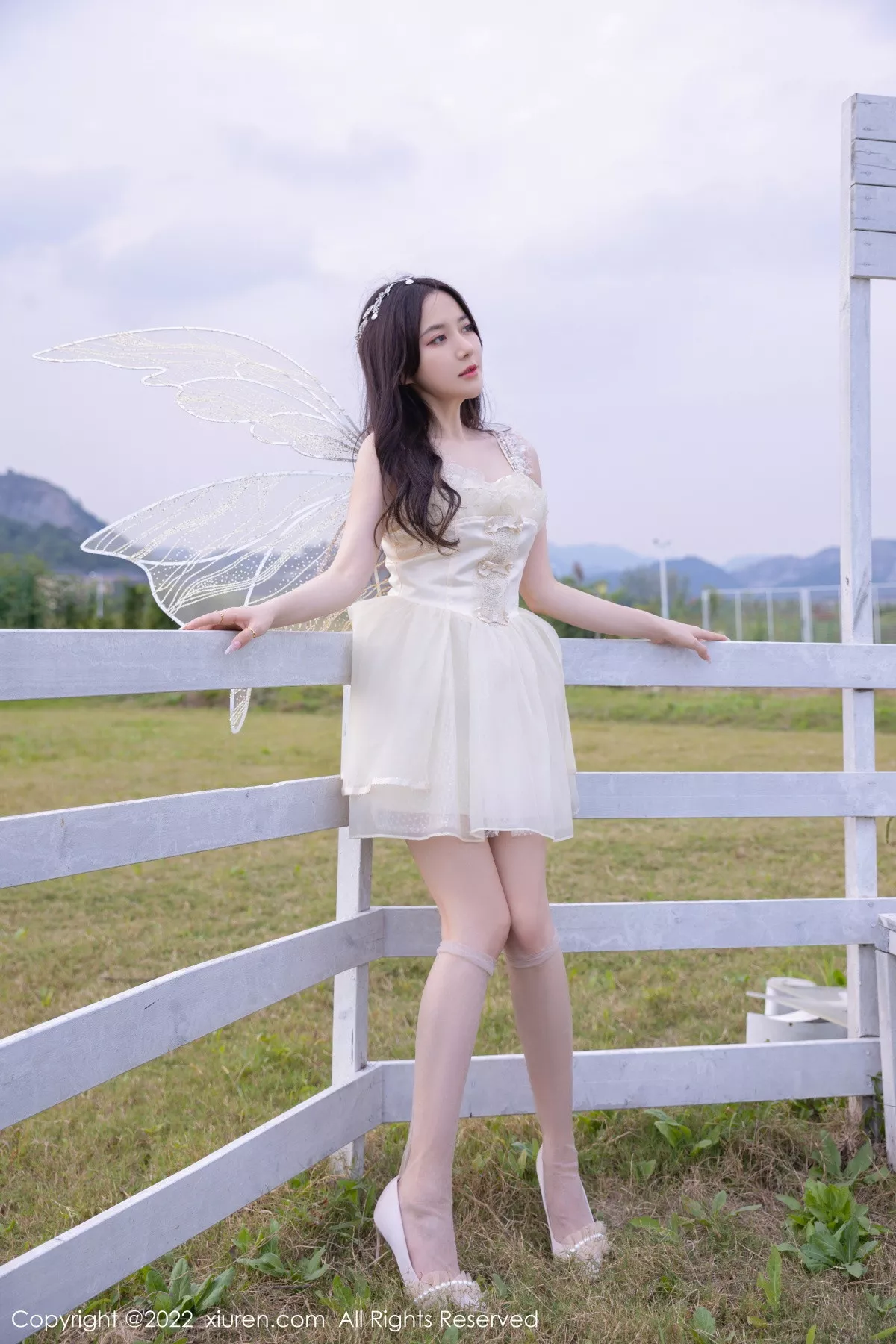 秀人集.com_[XiuRen秀人网]No.5715_模特鱼子酱Fish户外场景性感白色羽翼公主裙配原色丝袜迷人写真82P