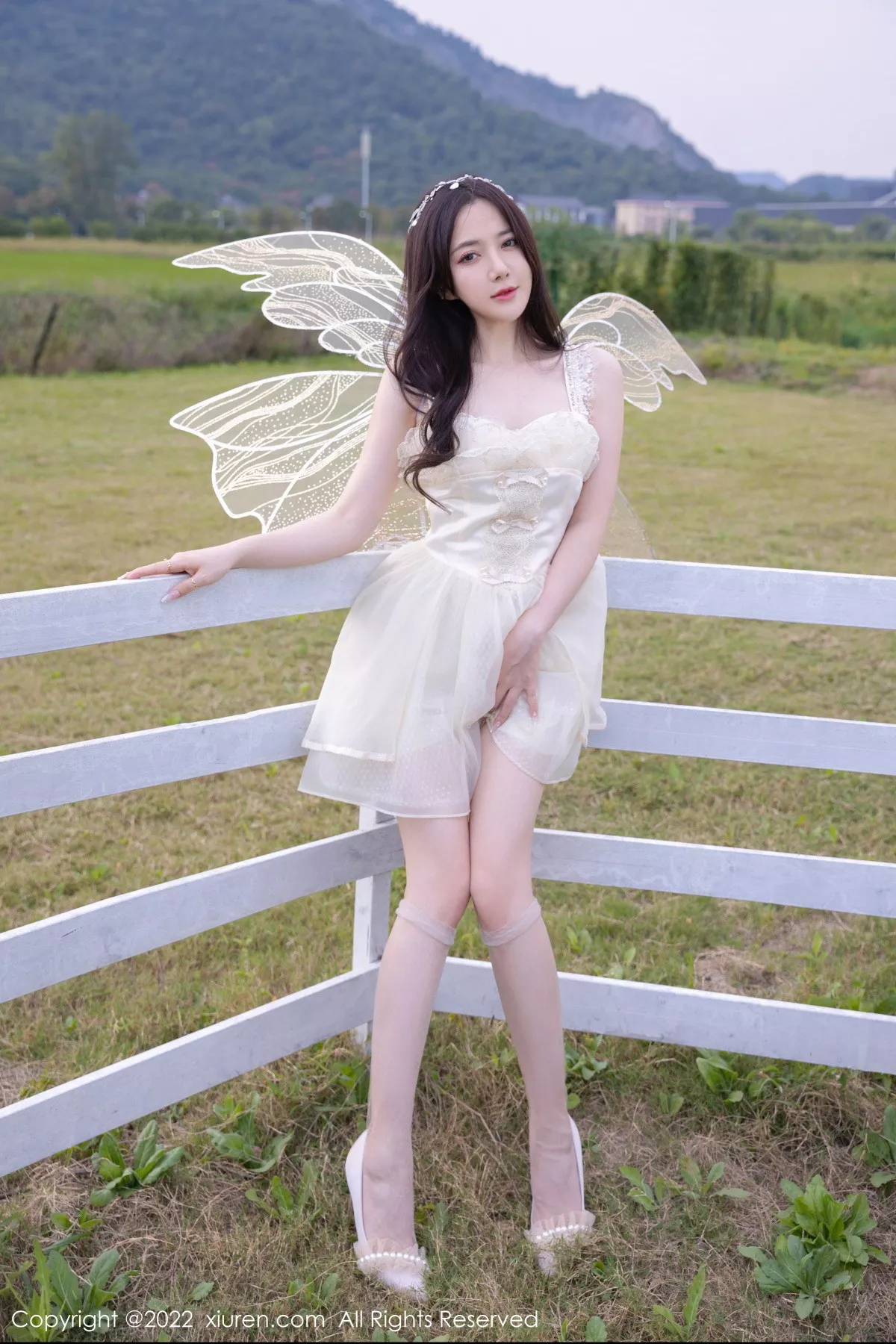 秀人集.com_[XiuRen秀人网]No.5715_模特鱼子酱Fish户外场景性感白色羽翼公主裙配原色丝袜迷人写真82P