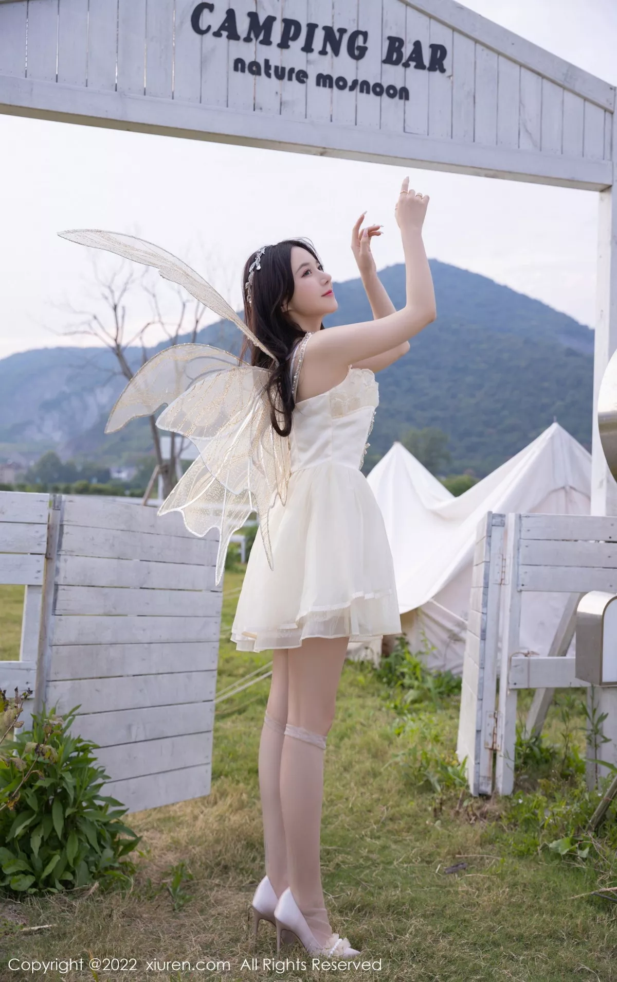 秀人集.com_[XiuRen秀人网]No.5715_模特鱼子酱Fish户外场景性感白色羽翼公主裙配原色丝袜迷人写真82P