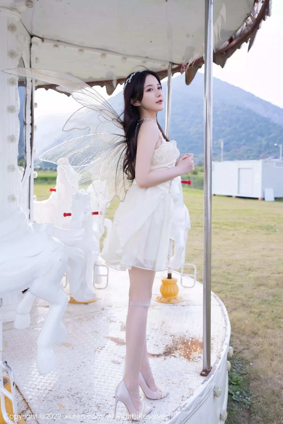 秀人集.com_[XiuRen秀人网]No.5715_模特鱼子酱Fish户外场景性感白色羽翼公主裙配原色丝袜迷人写真82P