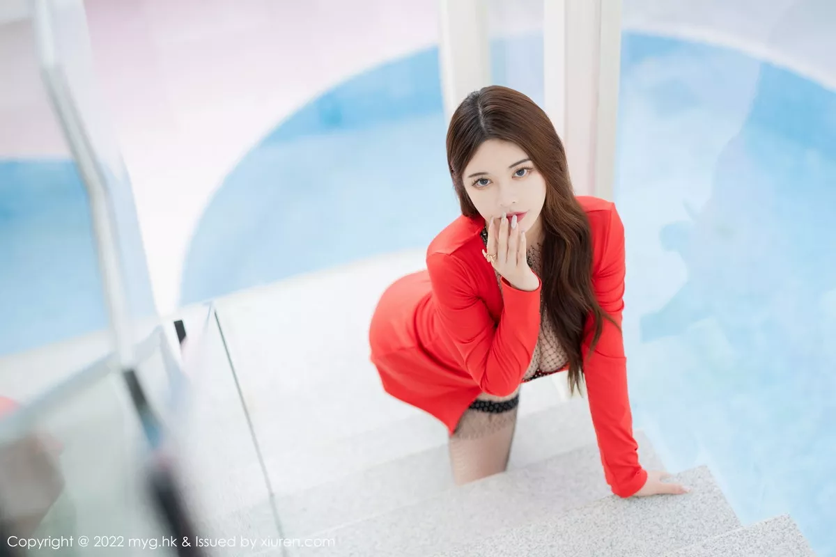 秀人集.com_[MyGirl美媛馆]Vol.642_模特软软爱吃肉性感红色外衣配黑丝网袜秀惹火身材撩人诱惑写真40P