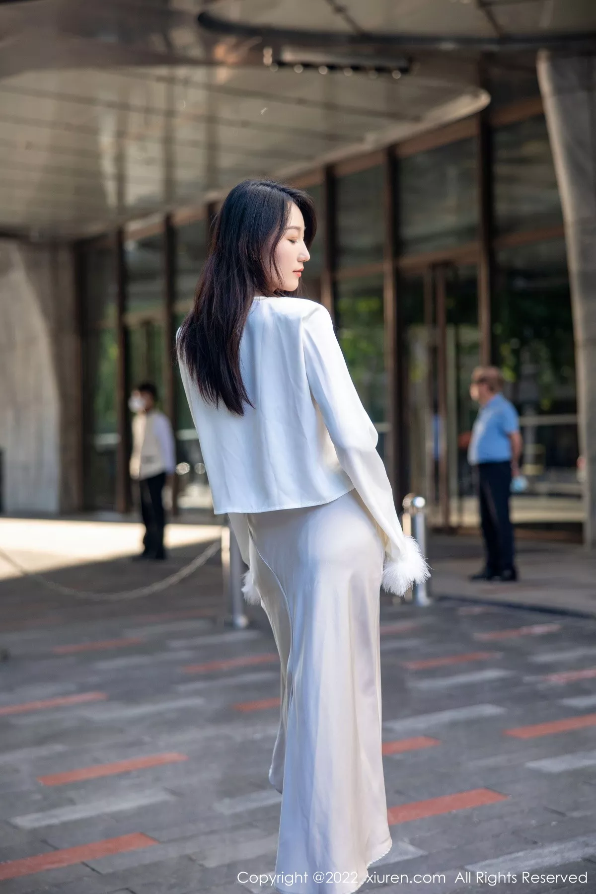 秀人集.com_[XiuRen秀人网]No.5734_新人模特薇薇酱都市丽人脱白色套装露红色蕾丝内衣撩人诱惑写真87P