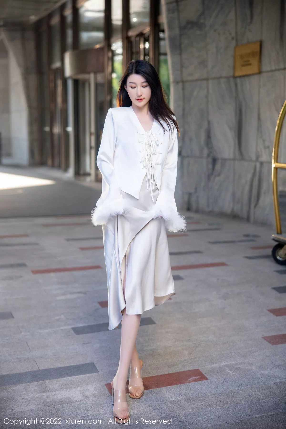 秀人集.com_[XiuRen秀人网]No.5734_新人模特薇薇酱都市丽人脱白色套装露红色蕾丝内衣撩人诱惑写真87P