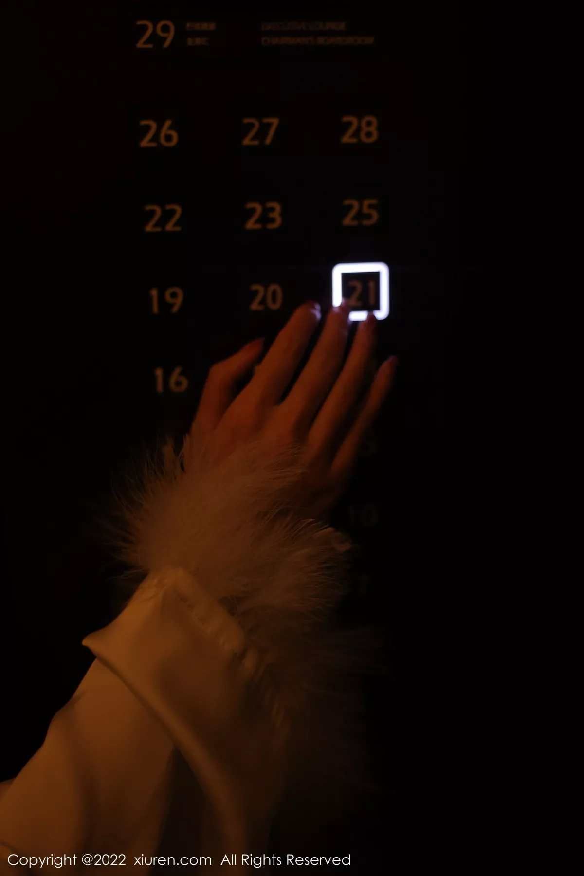 秀人集.com_[XiuRen秀人网]No.5734_新人模特薇薇酱都市丽人脱白色套装露红色蕾丝内衣撩人诱惑写真87P