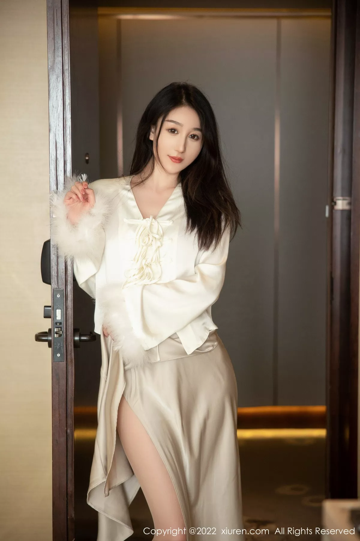 秀人集.com_[XiuRen秀人网]No.5734_新人模特薇薇酱都市丽人脱白色套装露红色蕾丝内衣撩人诱惑写真87P
