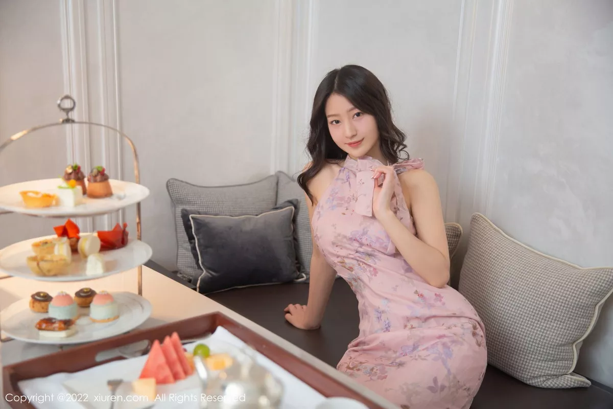 秀人集.com_[XiuRen秀人网]No.5735_模特熊小诺北京旅拍下午茶主题粉灰连衣裙配原色丝袜诱惑写真78P