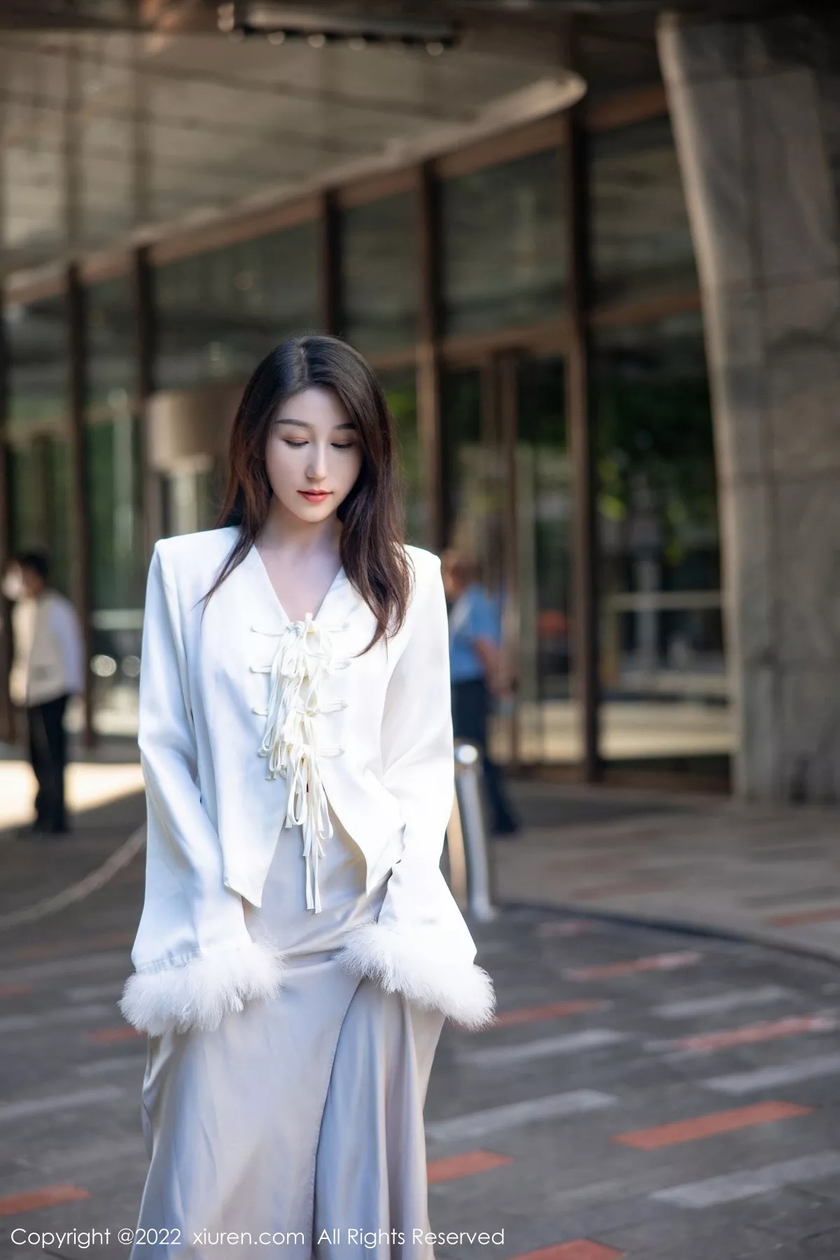 秀人集.com_[XiuRen秀人网]No.5734_新人模特薇薇酱都市丽人脱白色套装露红色蕾丝内衣撩人诱惑写真87P