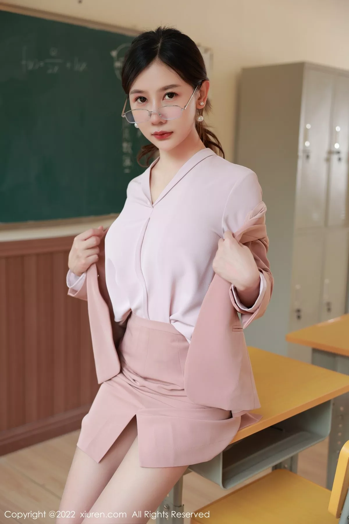 秀人集.com_[XiuRen秀人网]No.5617_模特尹甜甜教师角色扮演性感浅色套装配灰丝裤袜迷人诱惑写真56P