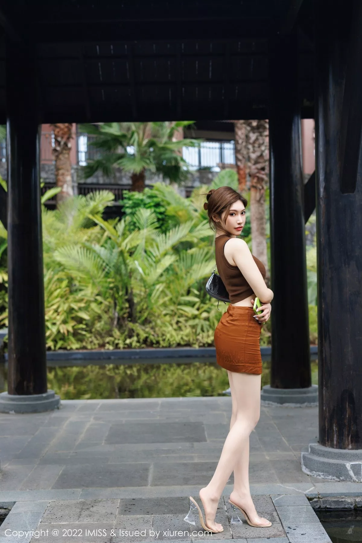 秀人集.com_[IMISS爱蜜社]Vol.701_女神小狐狸Kathryn咖啡上衣配短裙半脱露黑色轻透内衣诱惑写真56P