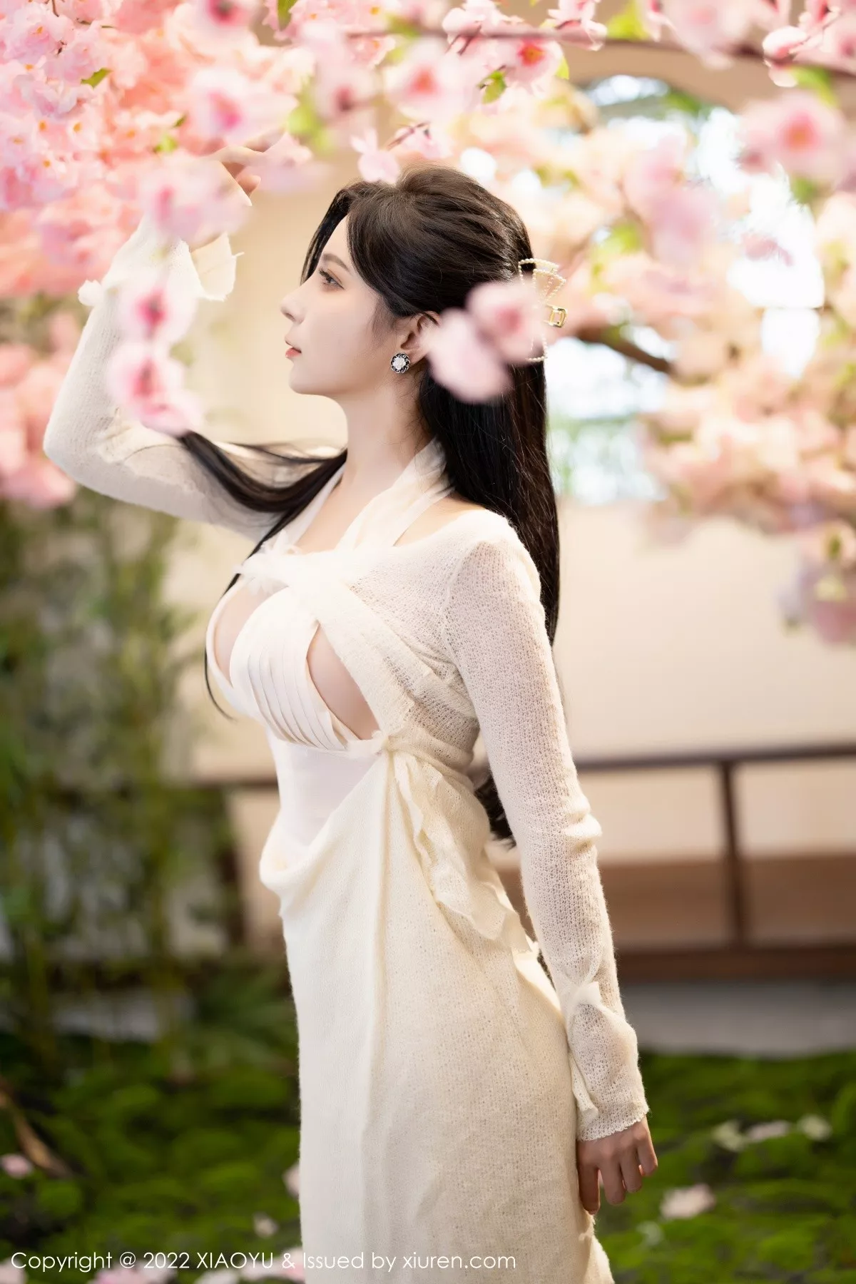 秀人集.com_[XiaoYu画语界]Vol.869_模特小蛮妖Yummy杭州旅拍性感白色连衣裙配原色丝袜诱惑写真85P