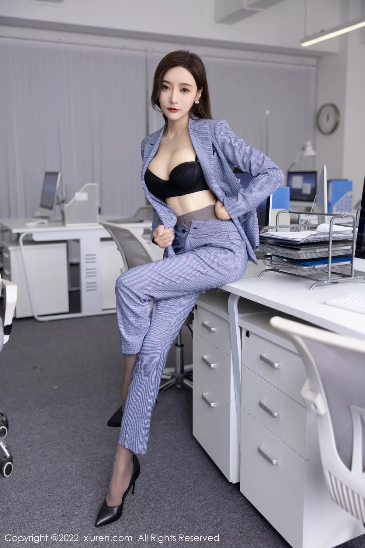 秀人集.com_[XiuRen秀人网]No.5629_女神王馨瑶yanni私房脱蓝灰职业装露性感黑色内衣丰满诱惑写真82P