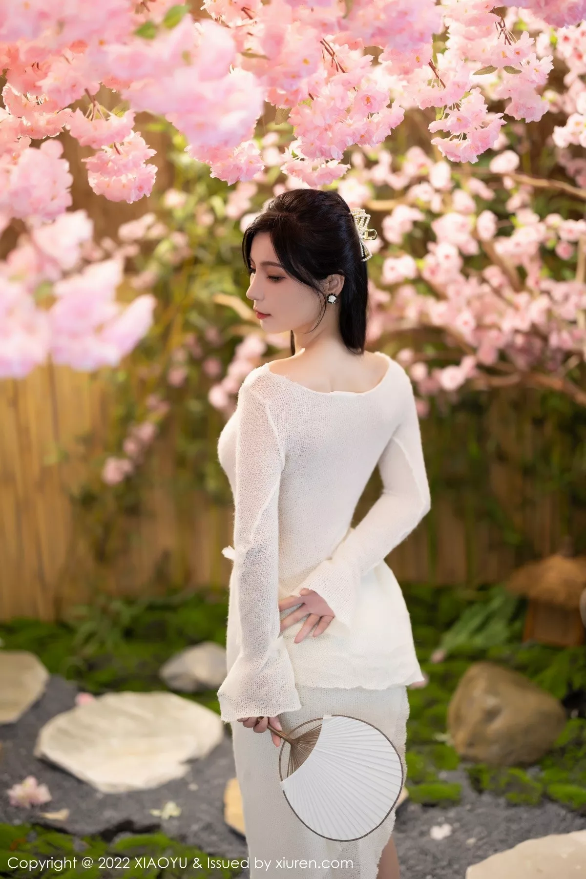 秀人集.com_[XiaoYu画语界]Vol.869_模特小蛮妖Yummy杭州旅拍性感白色连衣裙配原色丝袜诱惑写真85P