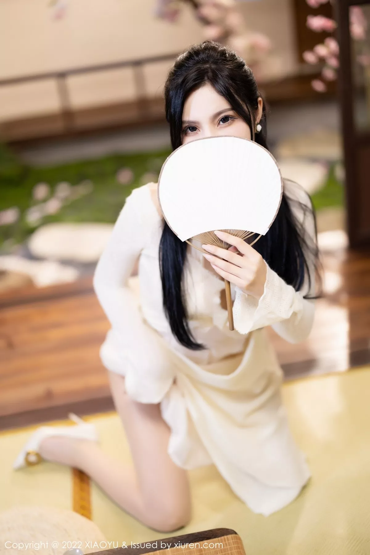 秀人集.com_[XiaoYu画语界]Vol.869_模特小蛮妖Yummy杭州旅拍性感白色连衣裙配原色丝袜诱惑写真85P