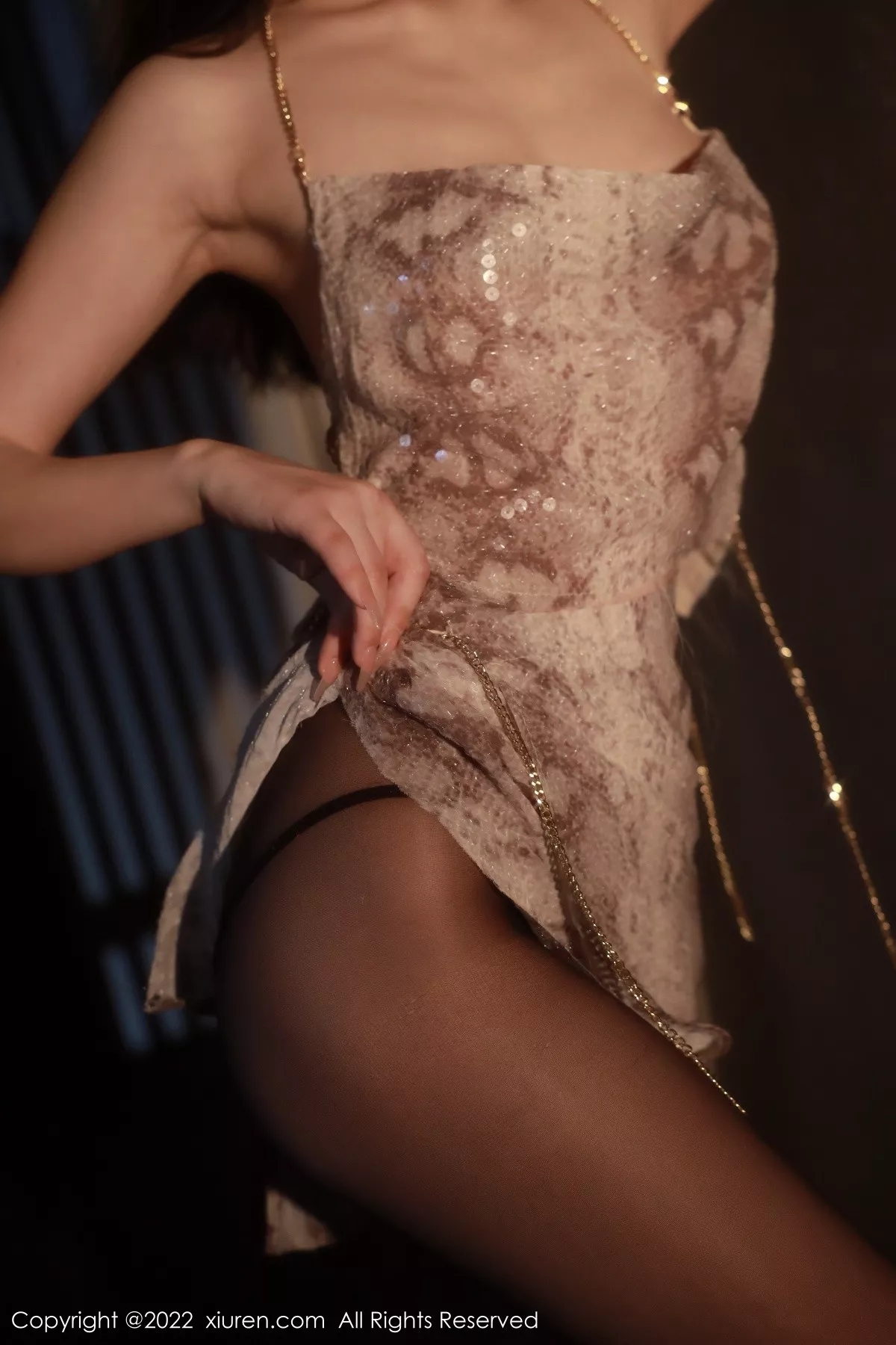 秀人集.com_[XiuRen秀人网]No.5632_模特谢晚晚性感浅色闪亮吊带裙配超薄黑丝秀完美身材诱惑写真91P