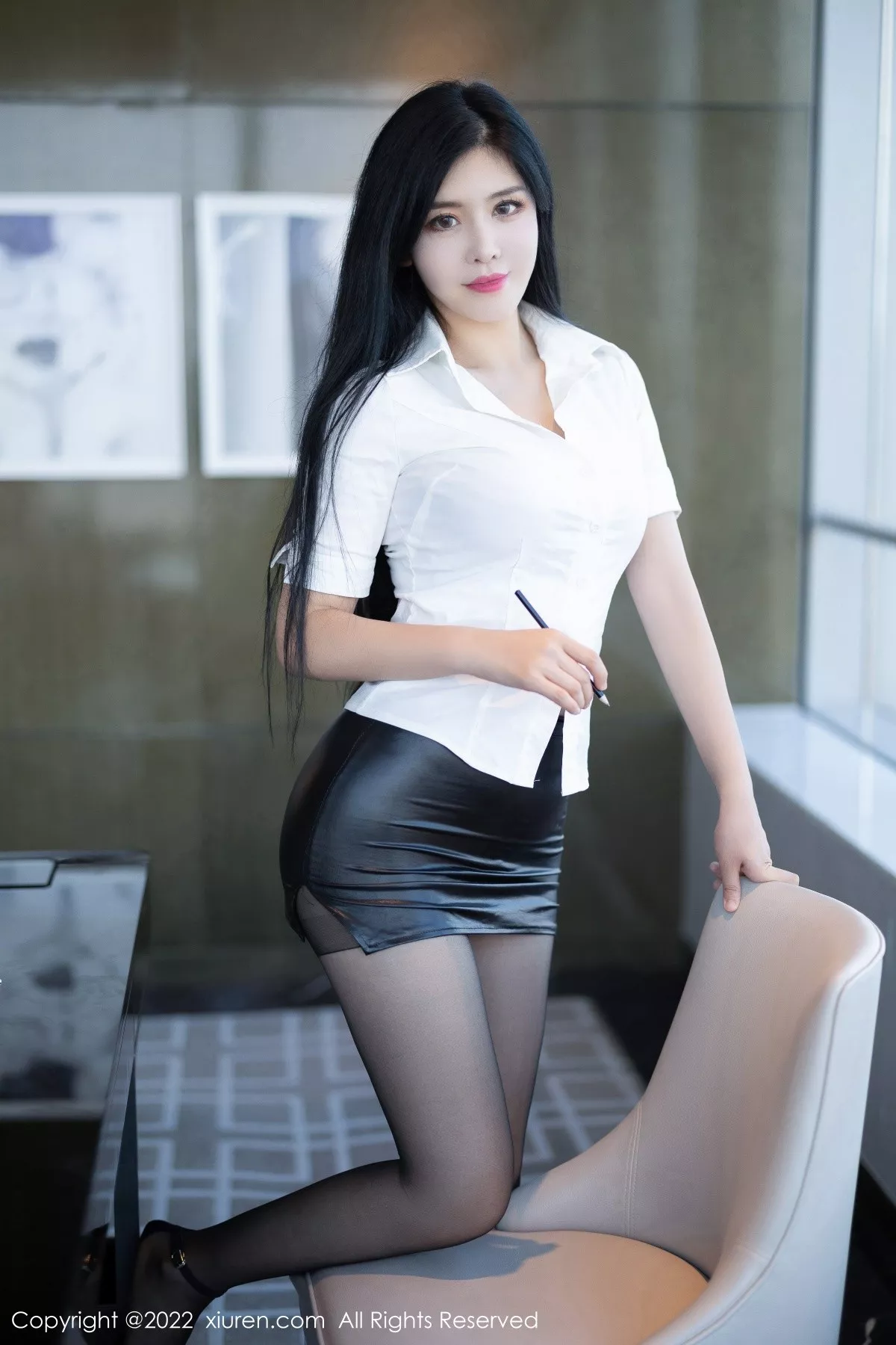 秀人集.com_[XiuRen秀人网]No.5635_女神刘钰儿成都旅拍性感白T配黑短裙露开档黑丝极致魅惑写真74P