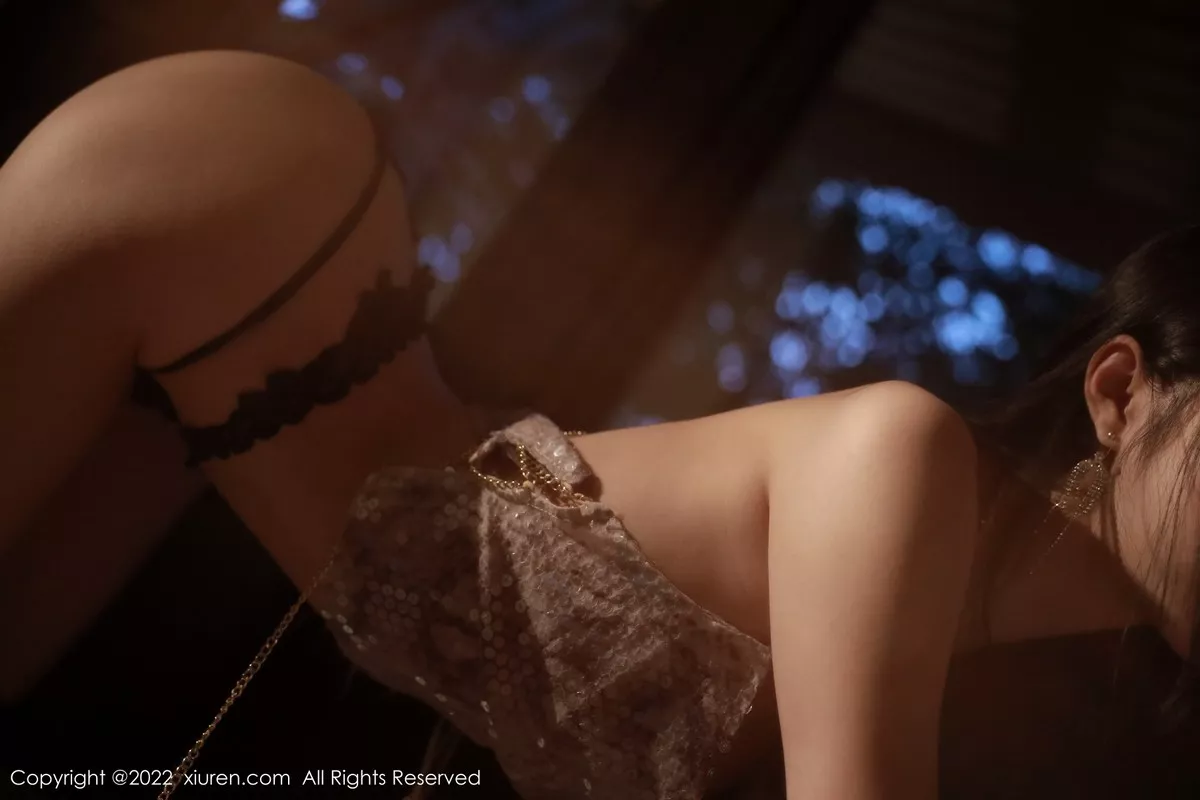 秀人集.com_[XiuRen秀人网]No.5632_模特谢晚晚性感浅色闪亮吊带裙配超薄黑丝秀完美身材诱惑写真91P