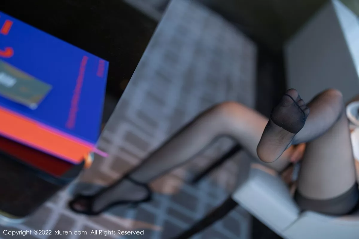 秀人集.com_[XiuRen秀人网]No.5635_女神刘钰儿成都旅拍性感白T配黑短裙露开档黑丝极致魅惑写真74P