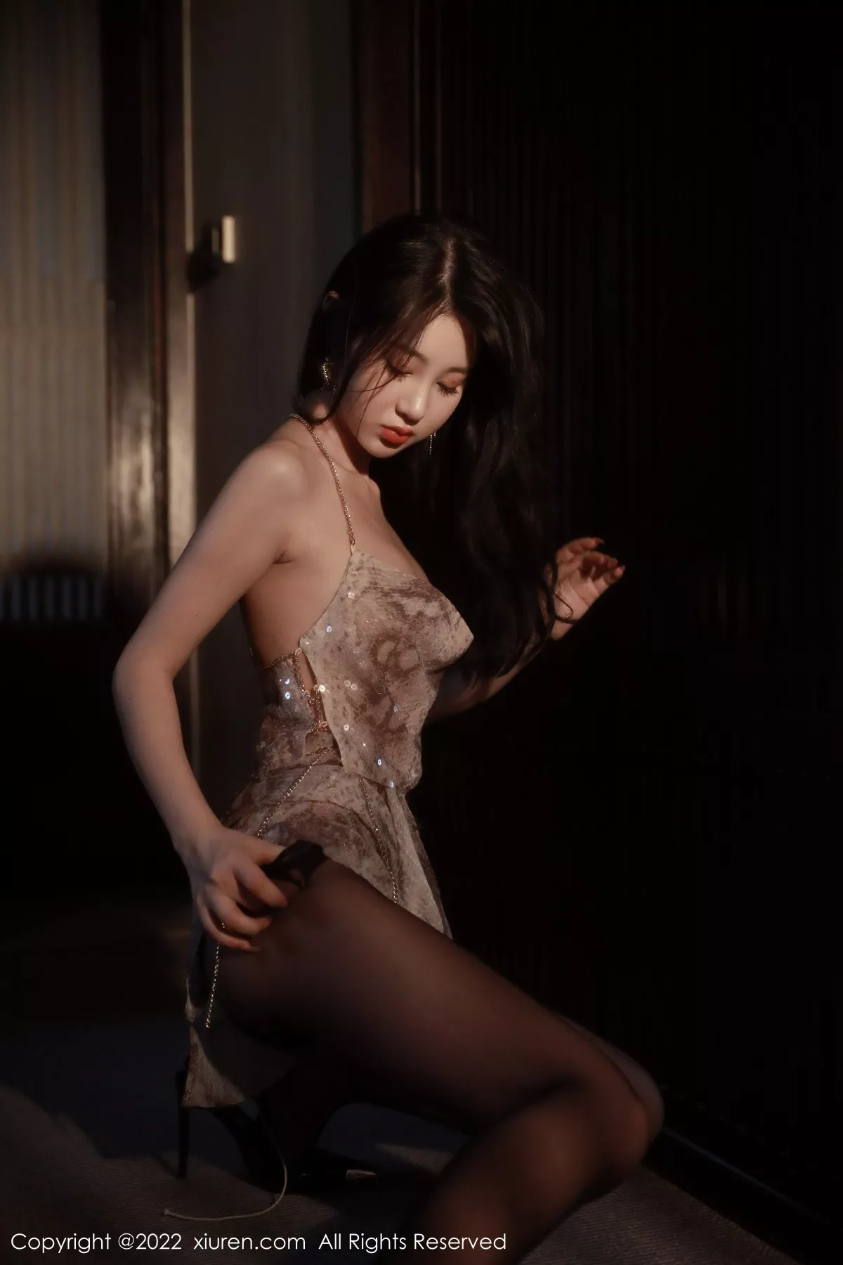 秀人集.com_[XiuRen秀人网]No.5632_模特谢晚晚性感浅色闪亮吊带裙配超薄黑丝秀完美身材诱惑写真91P