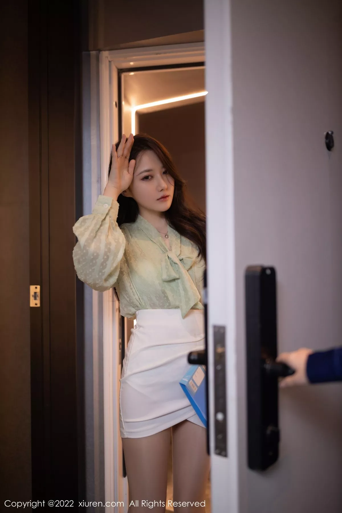 秀人集.com_[XiuRen秀人网]No.5639_模特鱼子酱Fish私房床上淡绿上衣露性感白色内衣迷人诱惑写真80P