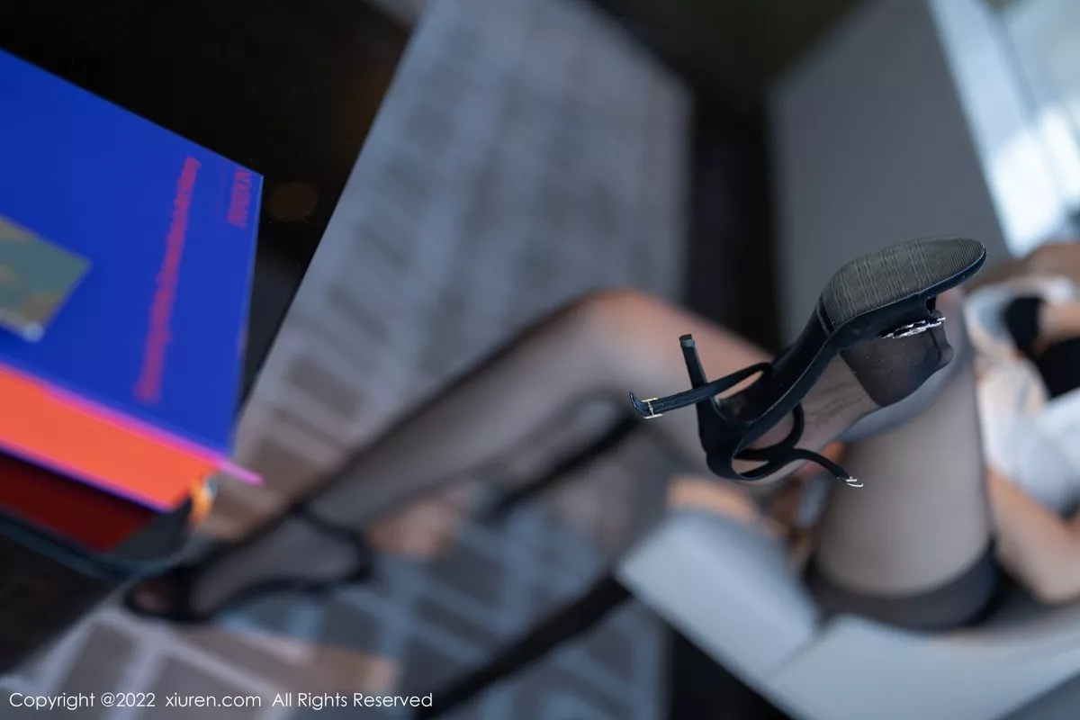 秀人集.com_[XiuRen秀人网]No.5635_女神刘钰儿成都旅拍性感白T配黑短裙露开档黑丝极致魅惑写真74P