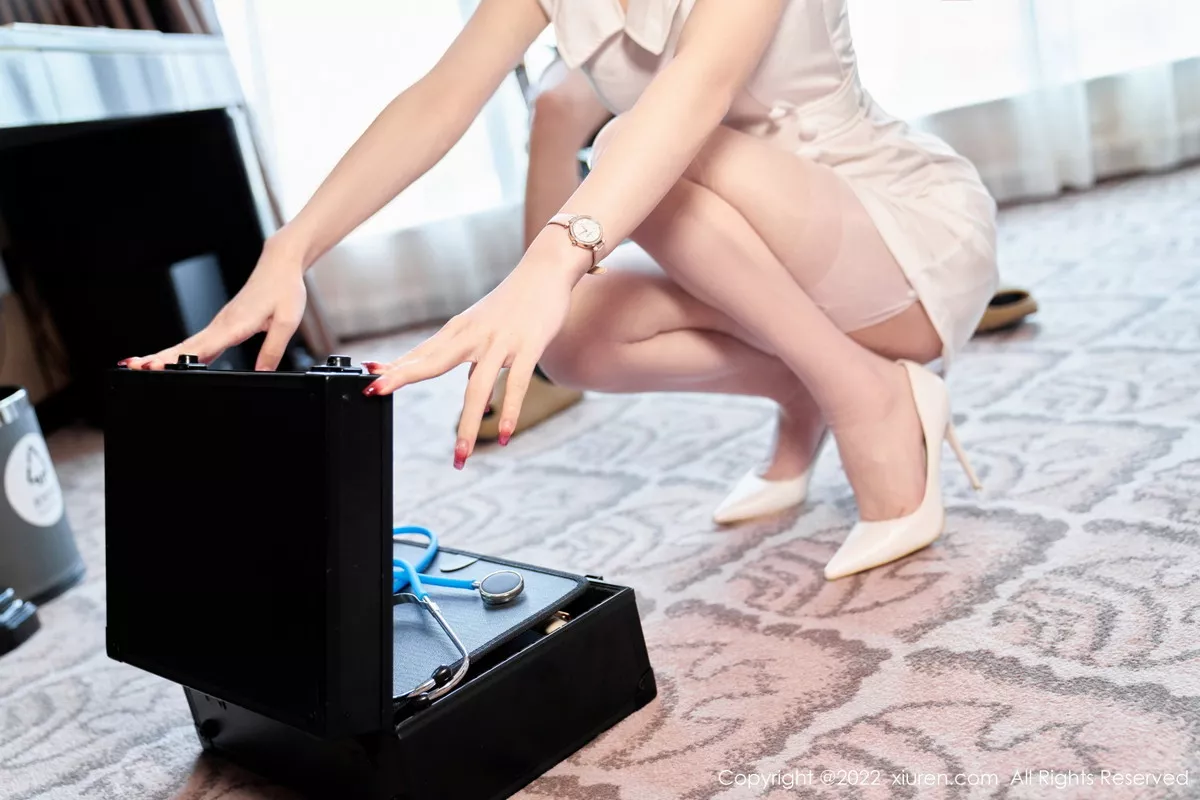 秀人集.com_[XiuRen秀人网]No.5746_女神周于希Sally脱白色护士制服露性感内衣配白丝吊袜诱惑写真80P