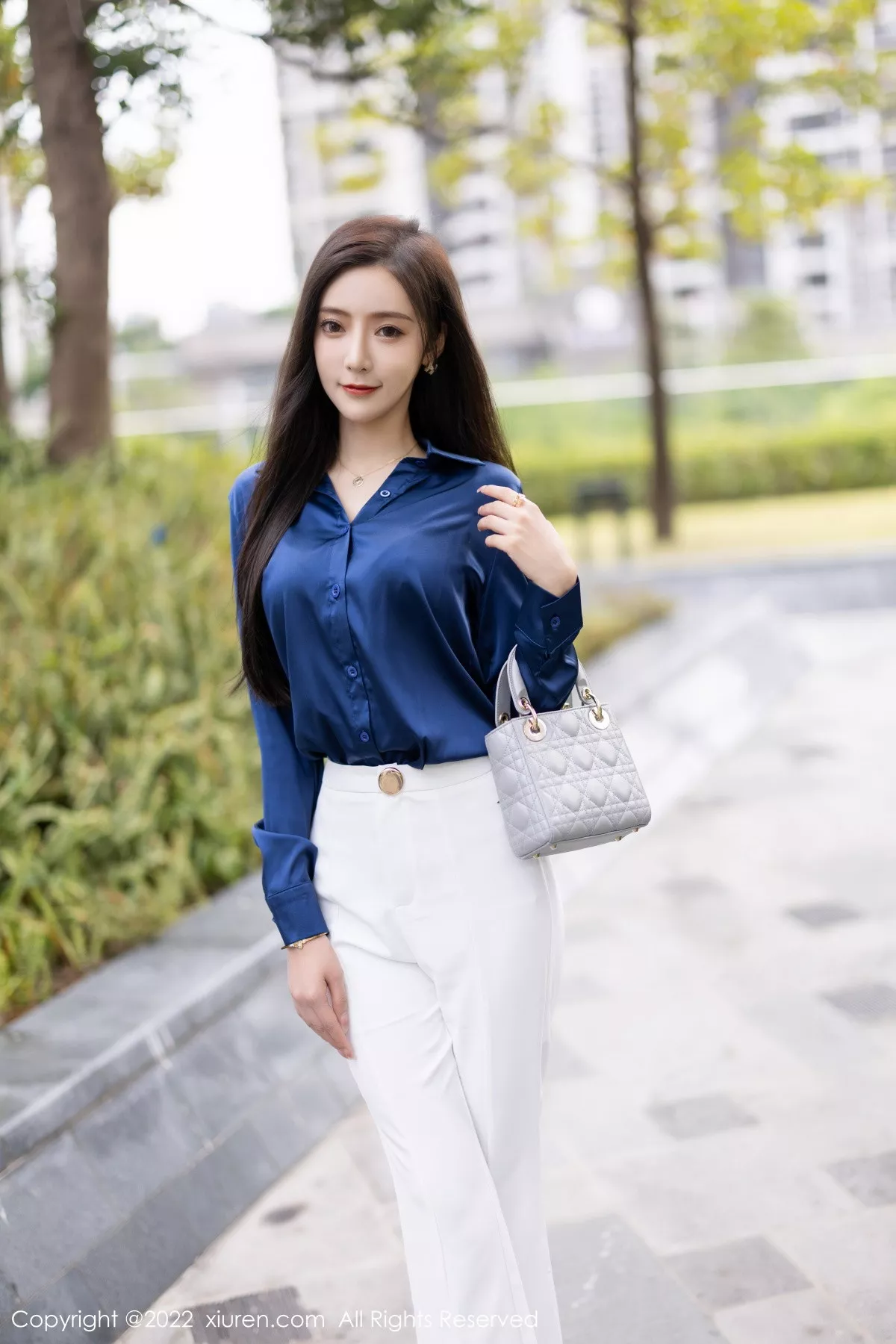 秀人集.com_[XiuRen秀人网]No.5790_女神王馨瑶yanni蓝色上衣配白长裤半脱露性感内衣迷人诱惑写真90P