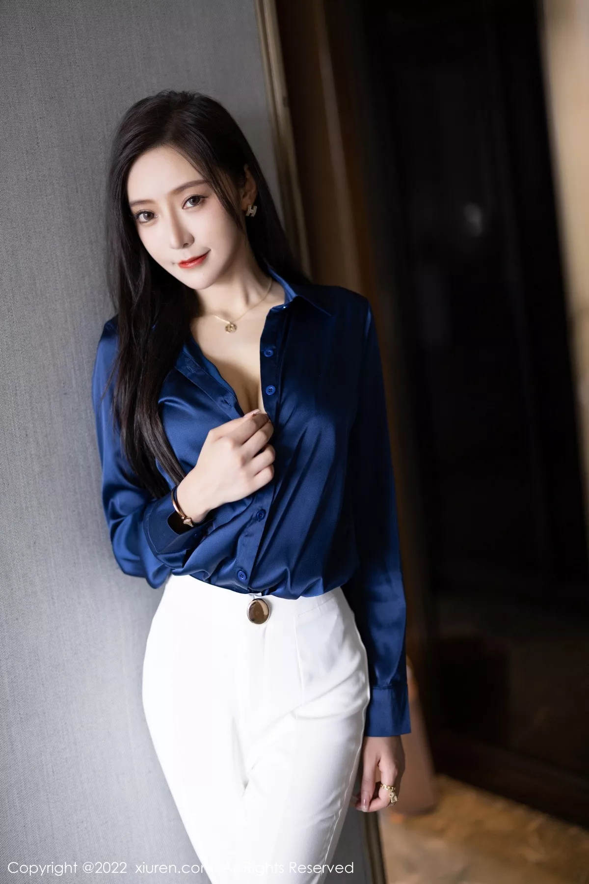 秀人集.com_[XiuRen秀人网]No.5790_女神王馨瑶yanni蓝色上衣配白长裤半脱露性感内衣迷人诱惑写真90P