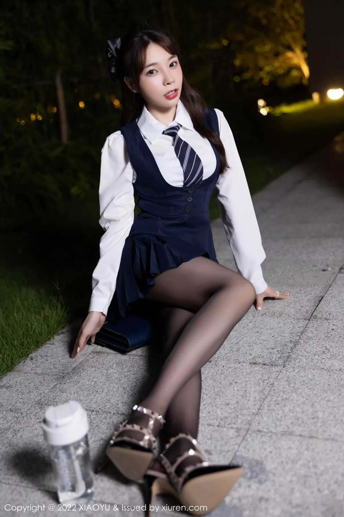 秀人集.com_[XiaoYu画语界]Vol.894_女神徐莉芝Booty深蓝背带裙配超薄黑丝半脱露性感内衣诱惑写真72P