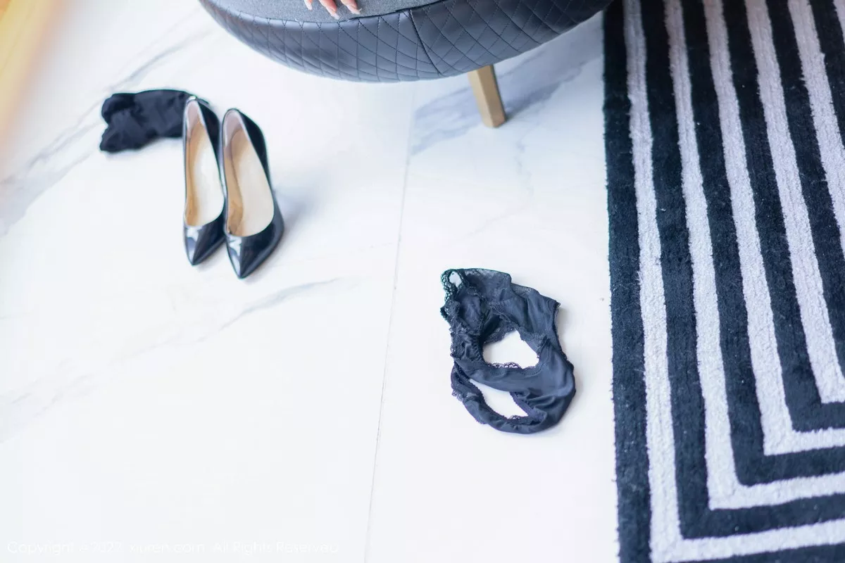 秀人集.com_[XiuRen秀人网]No.5795_模特laura阿姣性感白T配灰短裙露黑色内衣超薄黑丝极致魅惑写真67P