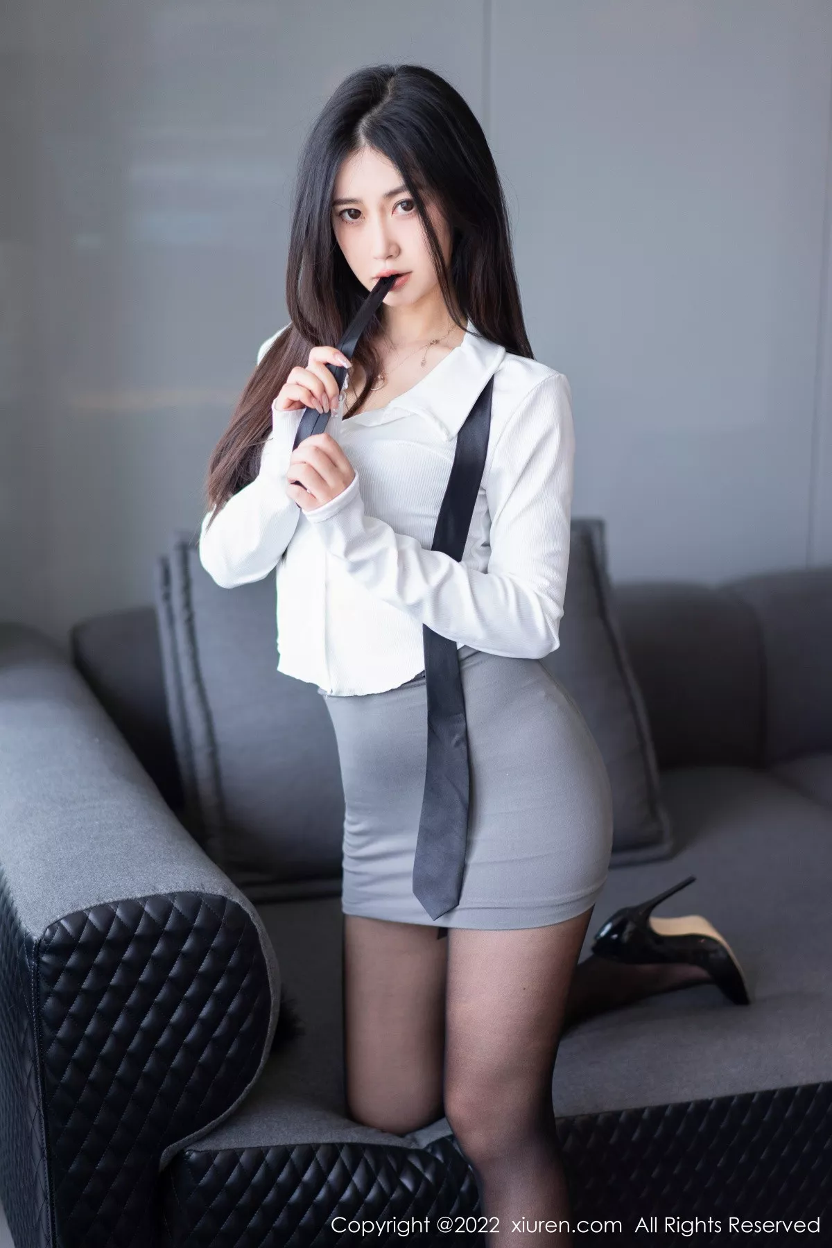 秀人集.com_[XiuRen秀人网]No.5795_模特laura阿姣性感白T配灰短裙露黑色内衣超薄黑丝极致魅惑写真67P