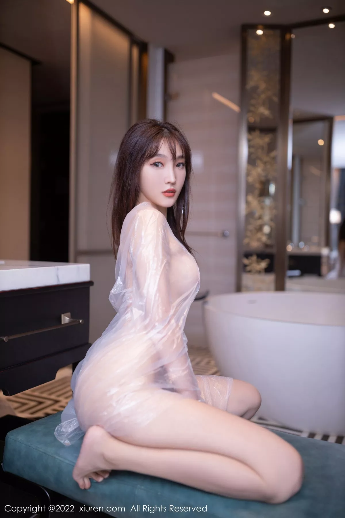 秀人集.com_[XiuRen秀人网]No.5805_模特陆萱萱北京旅拍染发主题白色薄透胶衣秀火辣身材诱惑写真72P