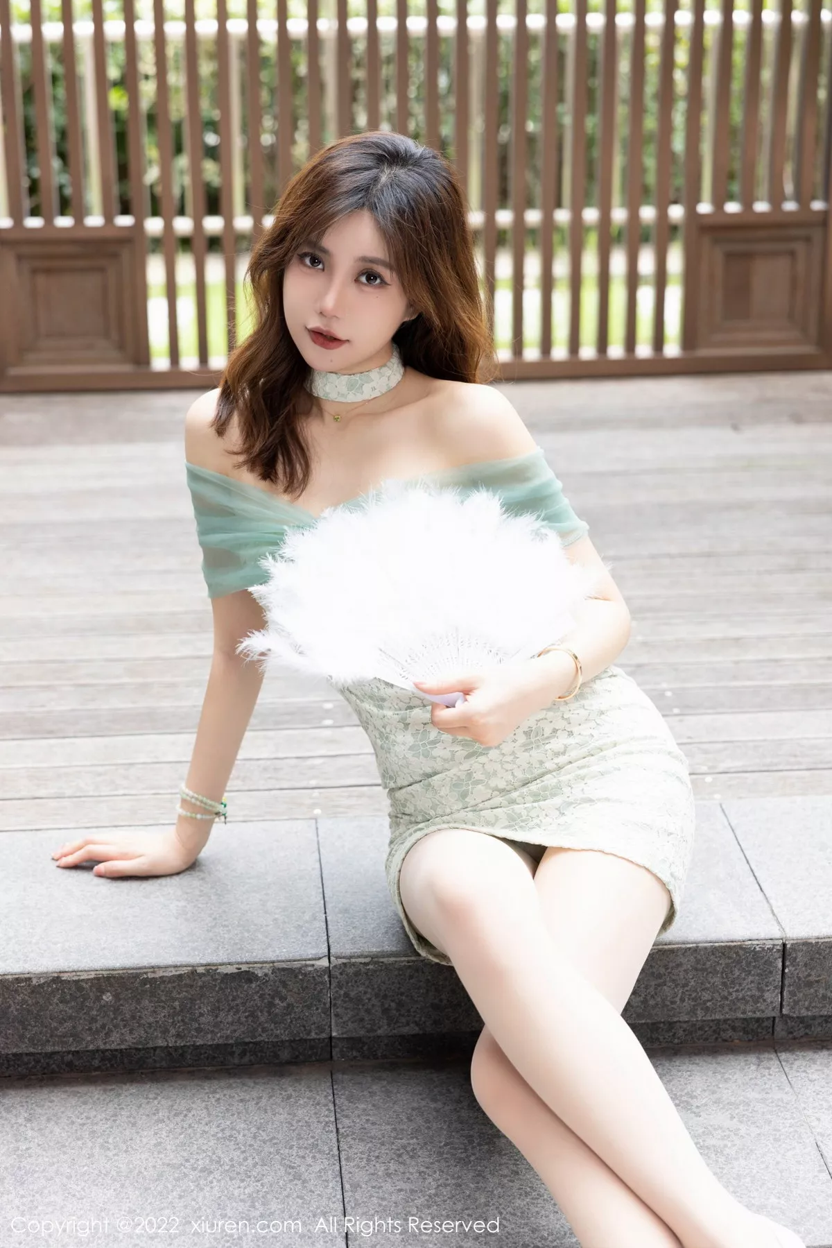 秀人集.com_[XiuRen秀人网]No.5809_女神绮里嘉ula浅色露肩连衣裙露绿色蕾丝情趣内衣撩人诱惑写真70P