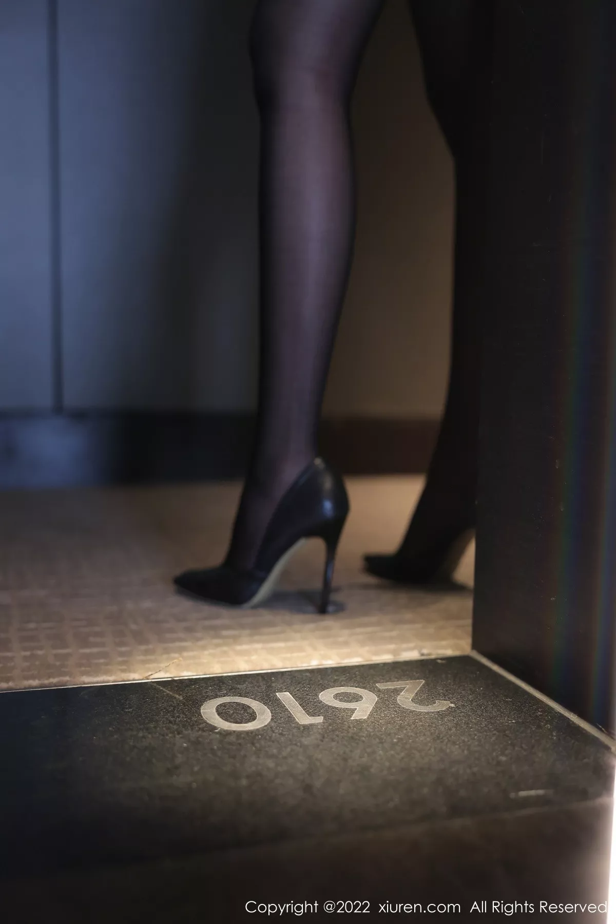 秀人集.com_[XiuRen秀人网]No.5813_模特Arude薇薇脱深蓝色连衣短裙露紫色情趣蕾丝内衣诱惑写真69P