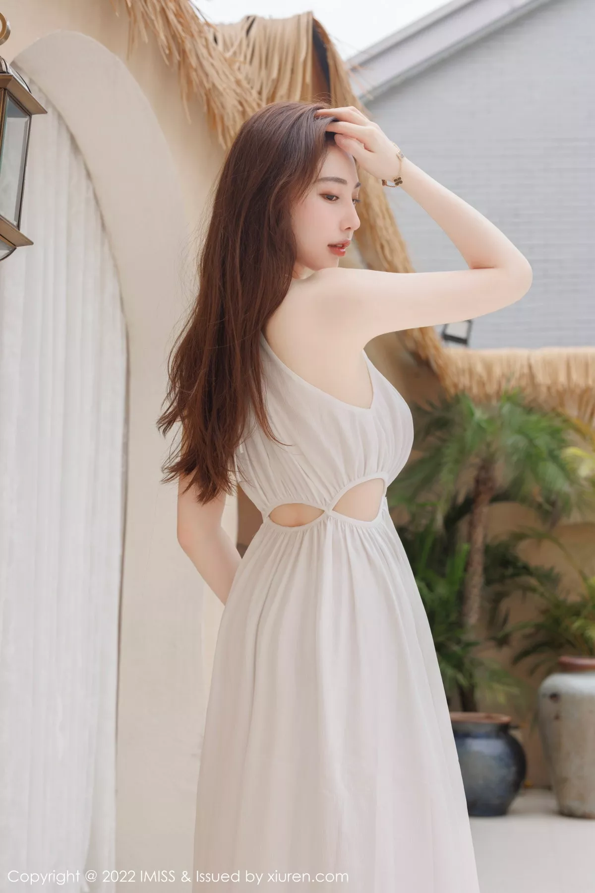 秀人集.com_[IMISS爱蜜社]Vol.706_气质女神Lynn刘奕宁户外场景性感白色长裙秀曼妙身材迷人写真41P