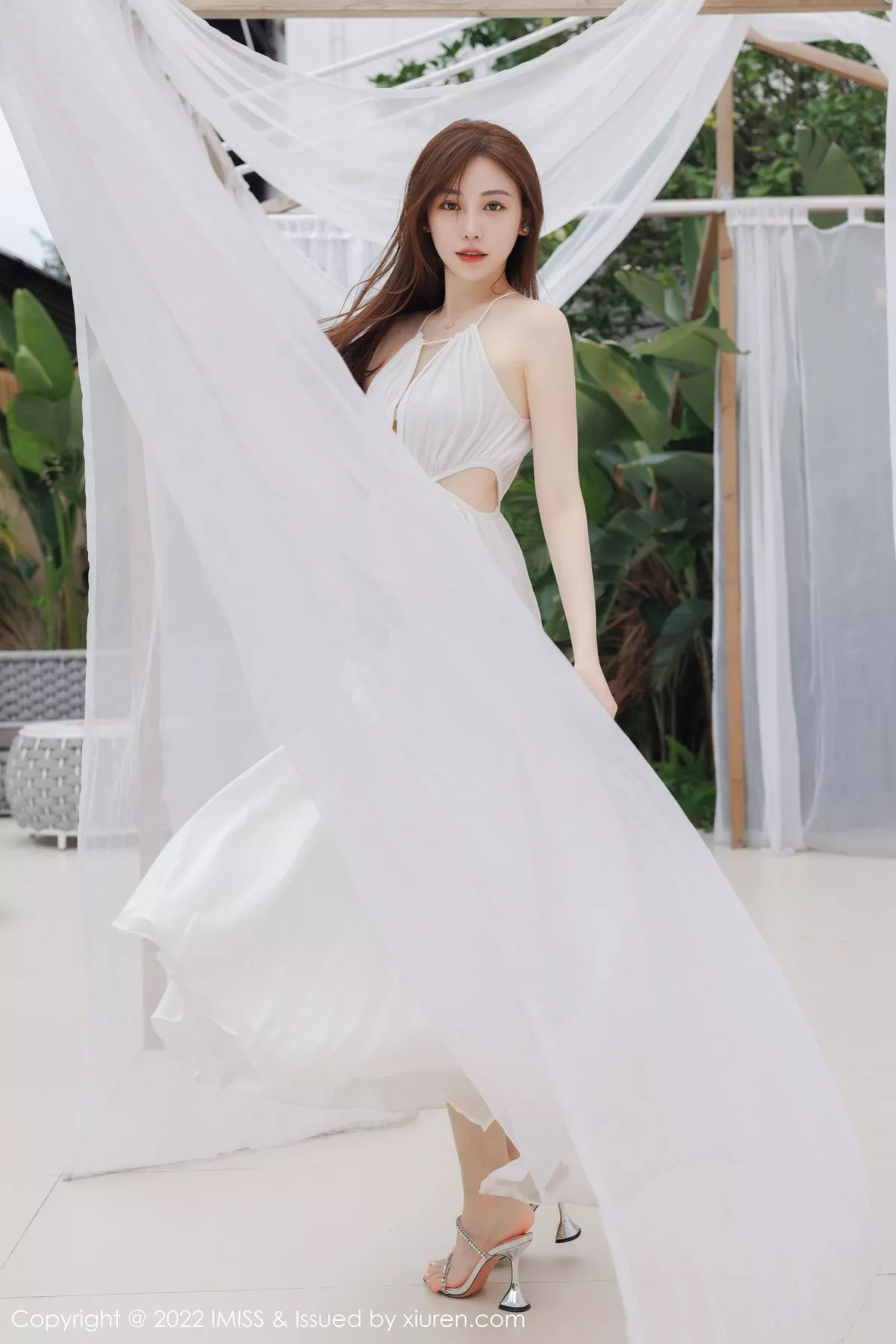 秀人集.com_[IMISS爱蜜社]Vol.706_气质女神Lynn刘奕宁户外场景性感白色长裙秀曼妙身材迷人写真41P