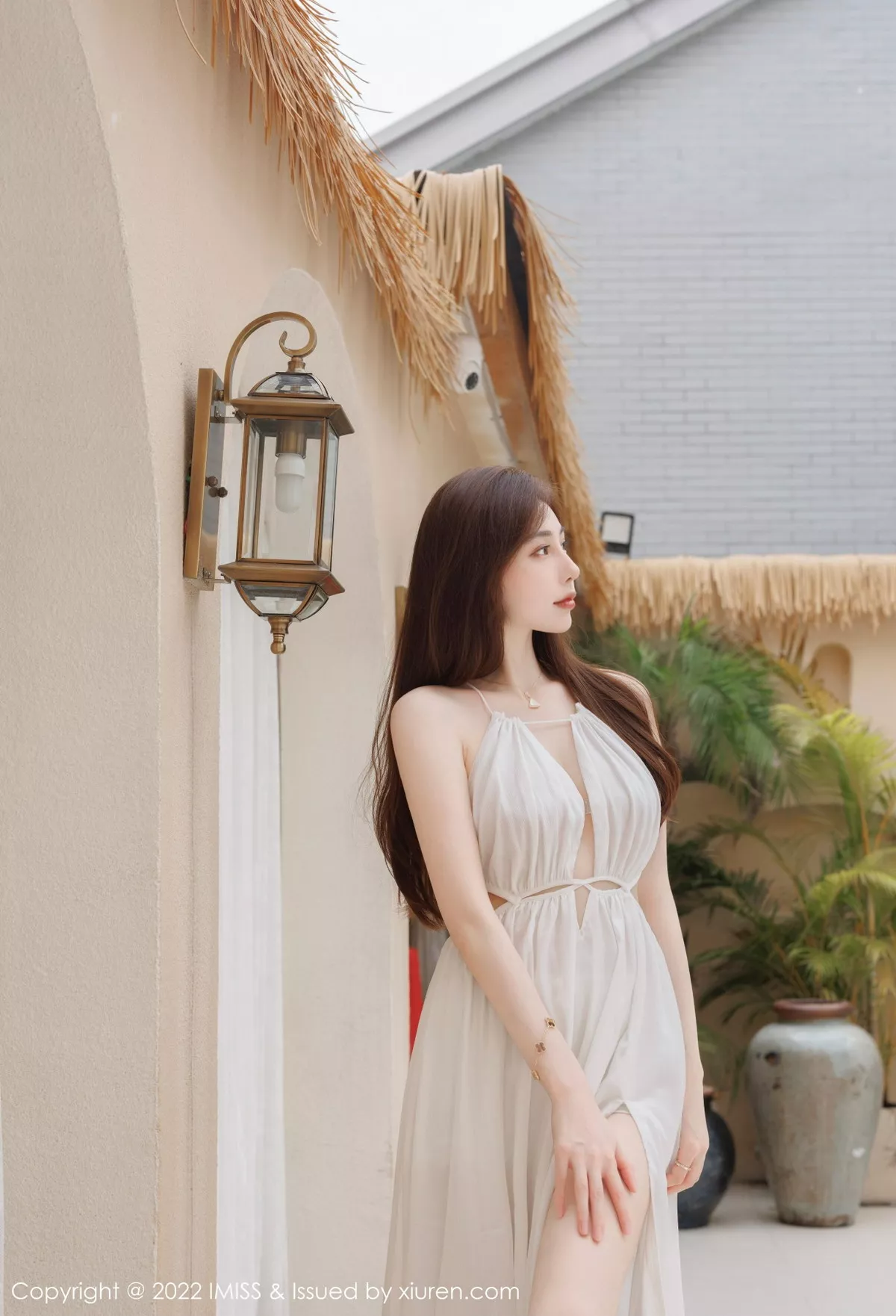 秀人集.com_[IMISS爱蜜社]Vol.706_气质女神Lynn刘奕宁户外场景性感白色长裙秀曼妙身材迷人写真41P
