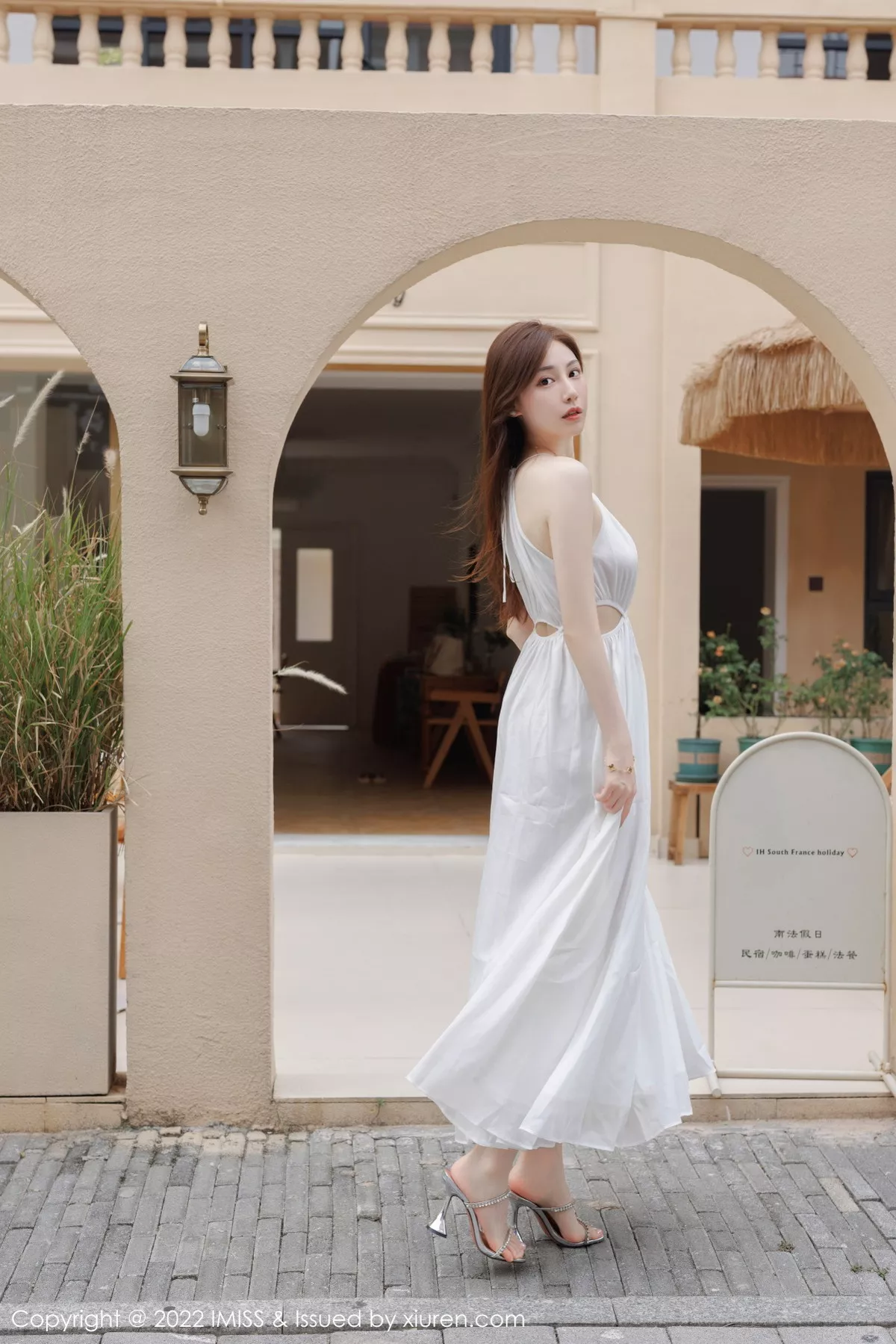 秀人集.com_[IMISS爱蜜社]Vol.706_气质女神Lynn刘奕宁户外场景性感白色长裙秀曼妙身材迷人写真41P
