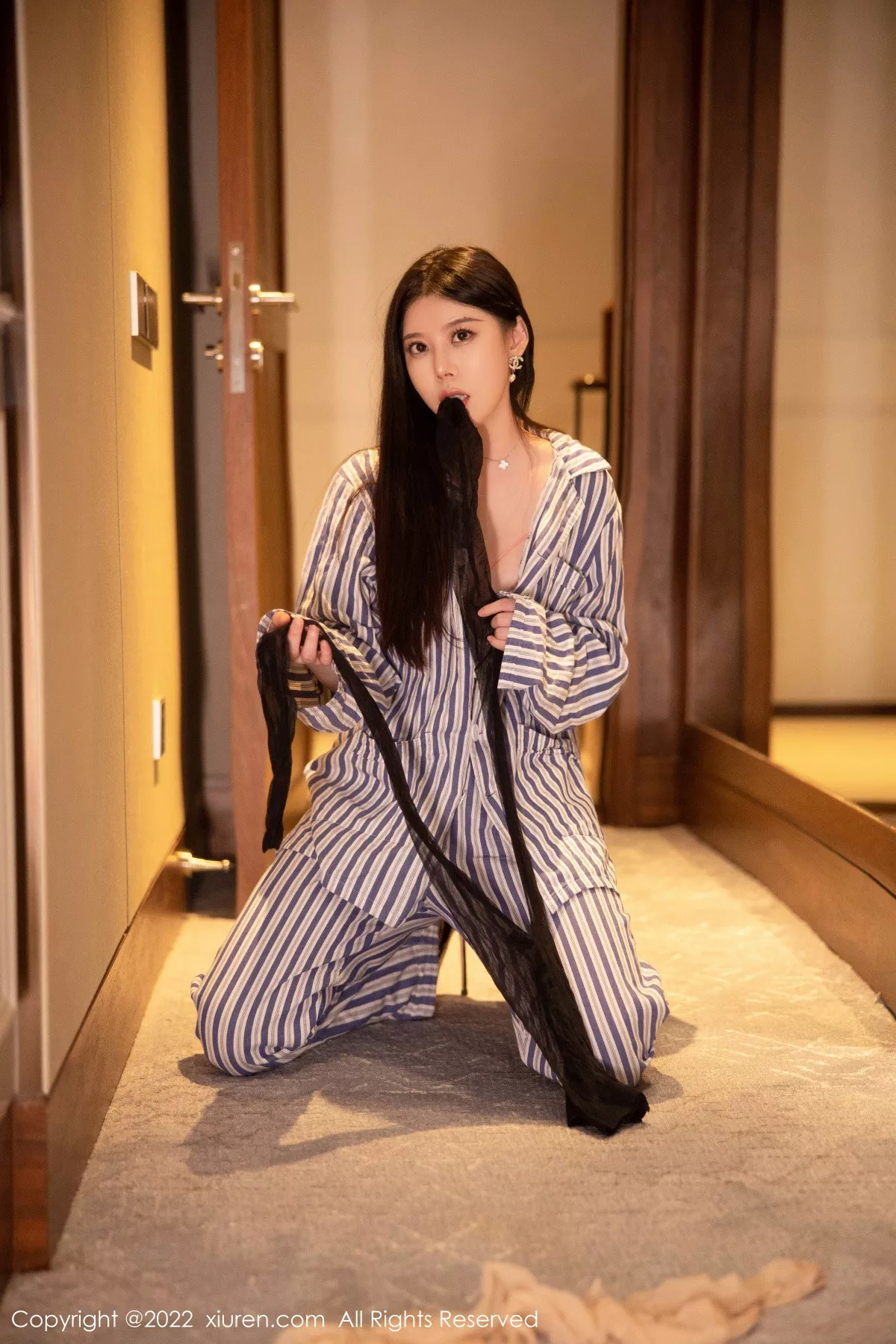 秀人集.com_[XiuRen秀人网]No.5820_模特白茹雪私房脱竖条衬衫露性感粉色内衣配超薄肉丝诱惑写真82P