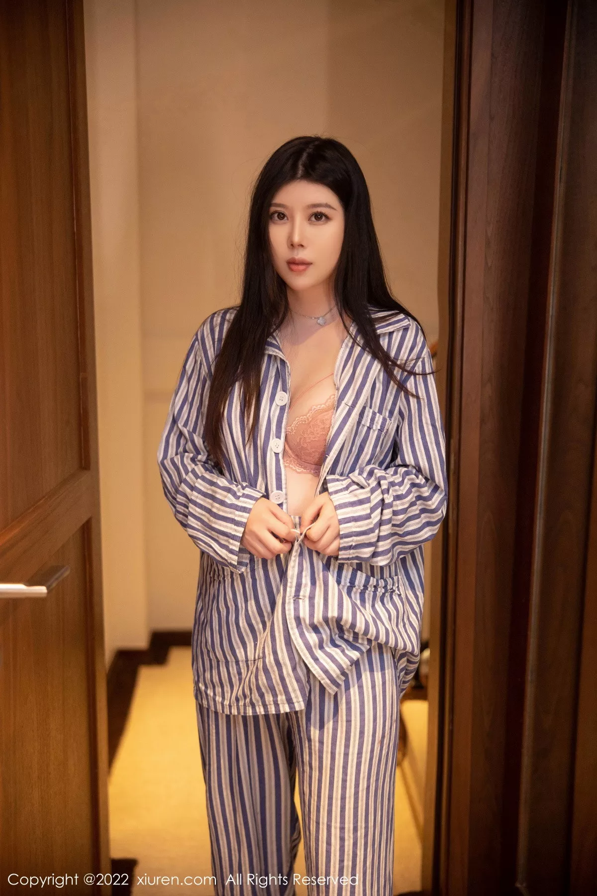 秀人集.com_[XiuRen秀人网]No.5820_模特白茹雪私房脱竖条衬衫露性感粉色内衣配超薄肉丝诱惑写真82P