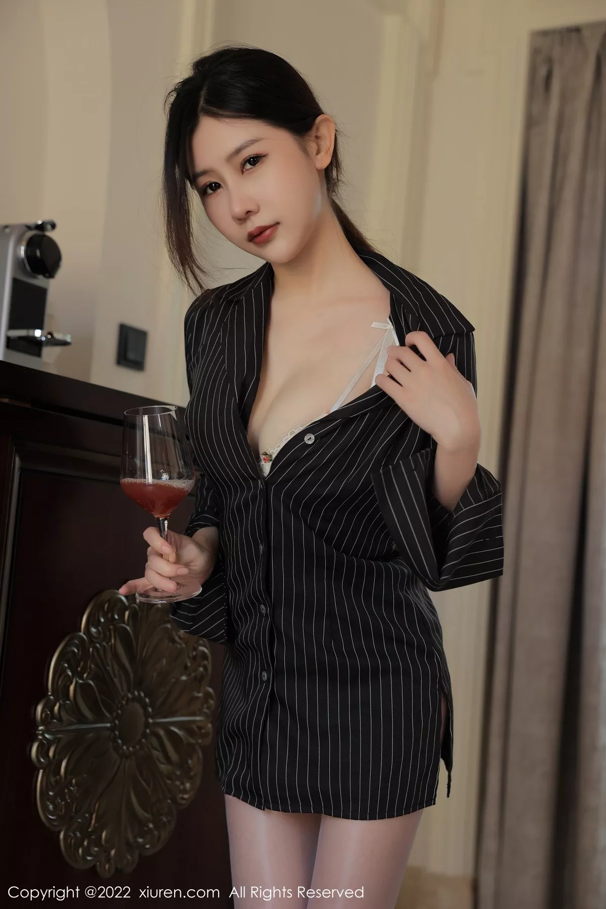 秀人集.com_[XiuRen秀人网]No.5828_模特尹甜甜海南旅拍黑色T恤上衣配紫色丝袜露蕾丝内衣诱惑写真58P