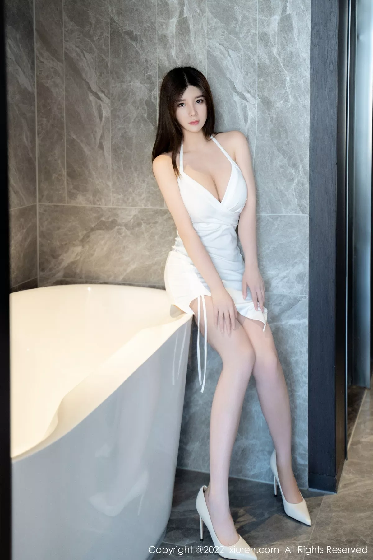 秀人集.com_[XiuRen秀人网]No.5826_模特周jojobaby私房白色吊带短裙配超薄无内白丝惹火诱惑写真60P