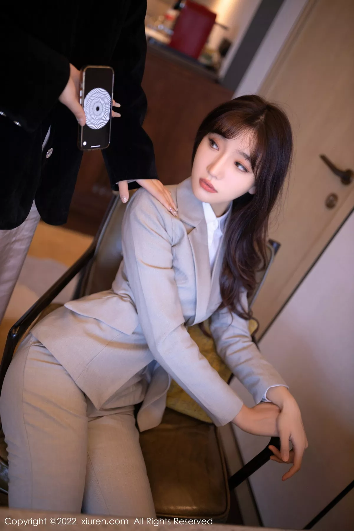 秀人集.com_[XiuRen秀人网]No.5840_模特陆萱萱北京旅拍催眠主题脱灰色制服露红色蕾丝内衣诱惑写真80P