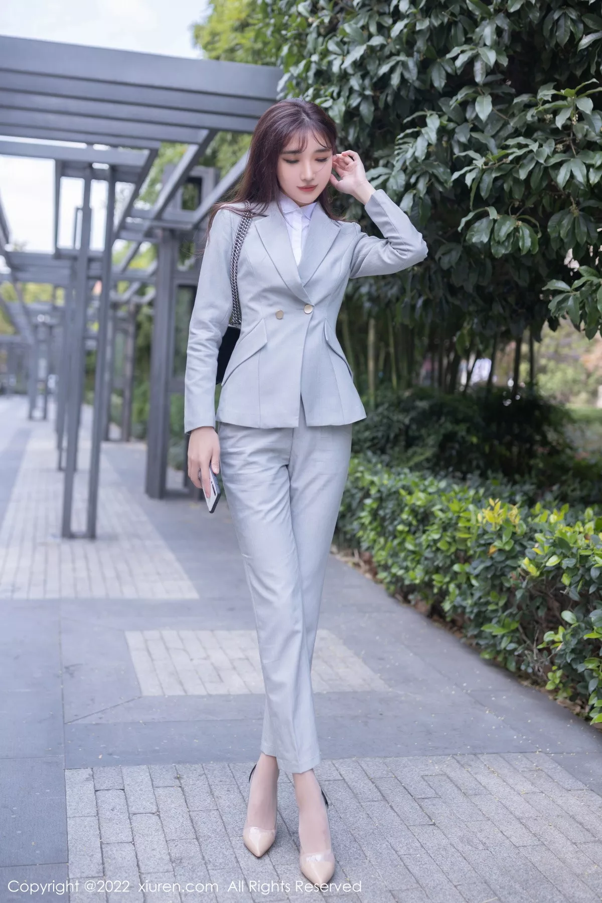 秀人集.com_[XiuRen秀人网]No.5840_模特陆萱萱北京旅拍催眠主题脱灰色制服露红色蕾丝内衣诱惑写真80P