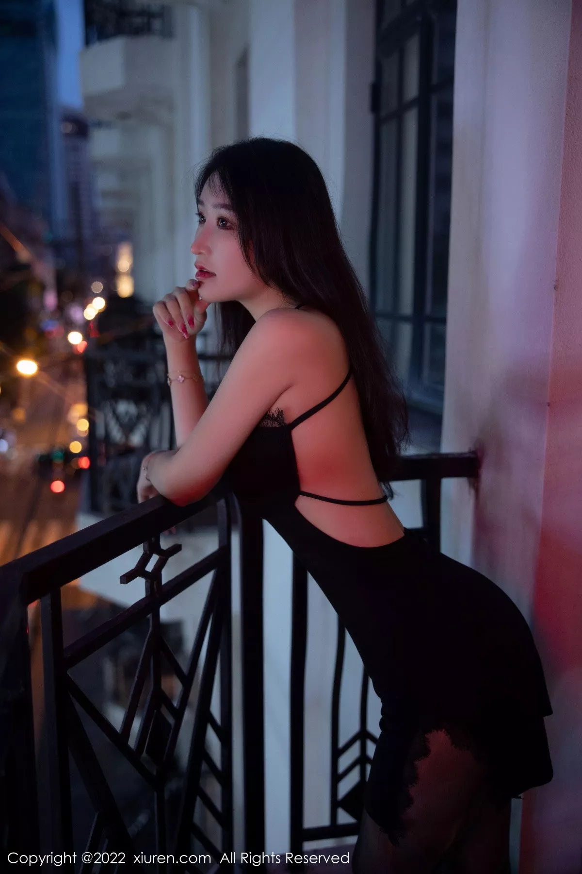 秀人集.com_[XiuRen秀人网]No.5833_新人模特司柠性感黑色吊带短裙配超薄无内黑丝秀翘臀诱惑写真63P