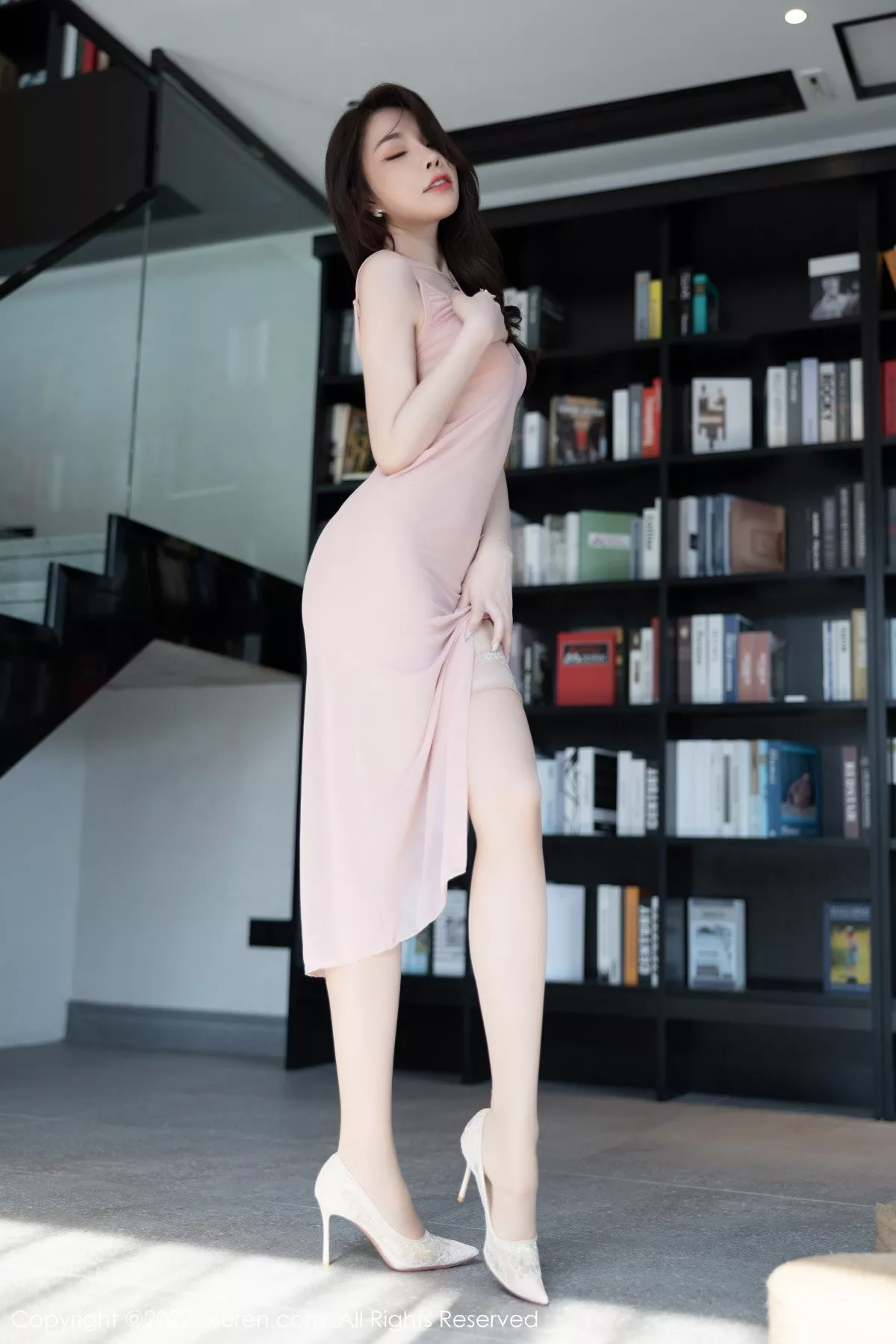 秀人集.com_[XiuRen秀人网]No.5839_女神徐莉芝Booty性感粉灰色露肩连衣裙配超薄肉丝迷人诱惑写真86P