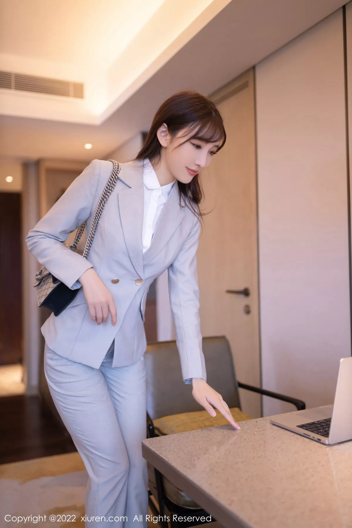 秀人集.com_[XiuRen秀人网]No.5840_模特陆萱萱北京旅拍催眠主题脱灰色制服露红色蕾丝内衣诱惑写真80P