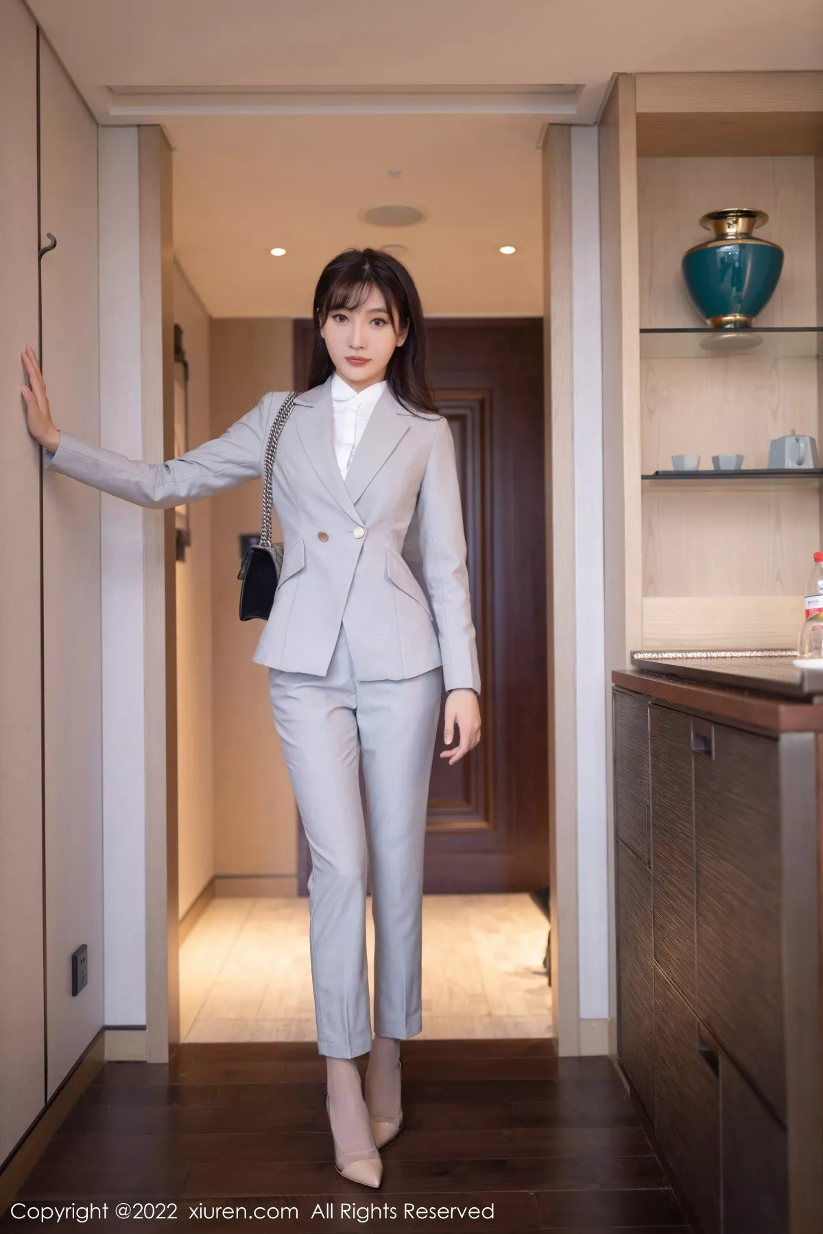 秀人集.com_[XiuRen秀人网]No.5840_模特陆萱萱北京旅拍催眠主题脱灰色制服露红色蕾丝内衣诱惑写真80P