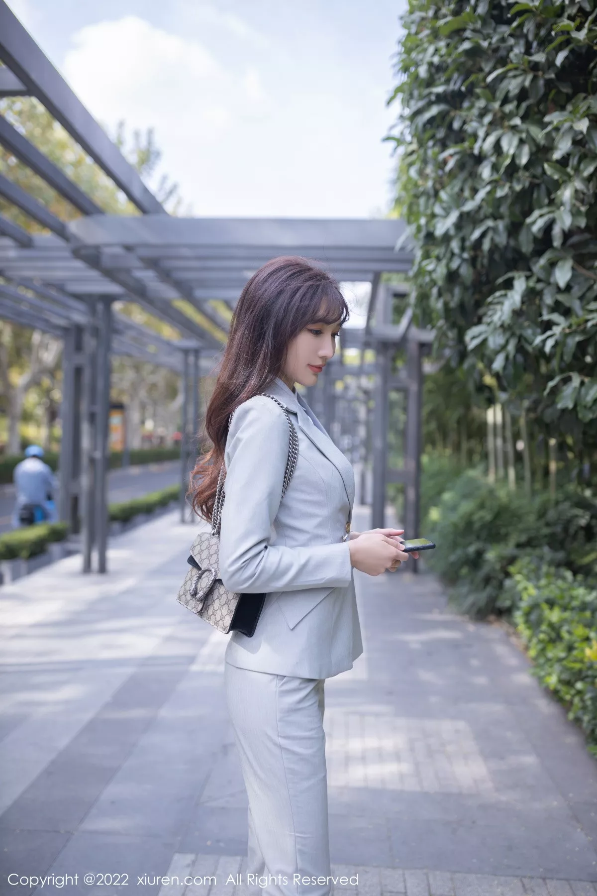 秀人集.com_[XiuRen秀人网]No.5840_模特陆萱萱北京旅拍催眠主题脱灰色制服露红色蕾丝内衣诱惑写真80P