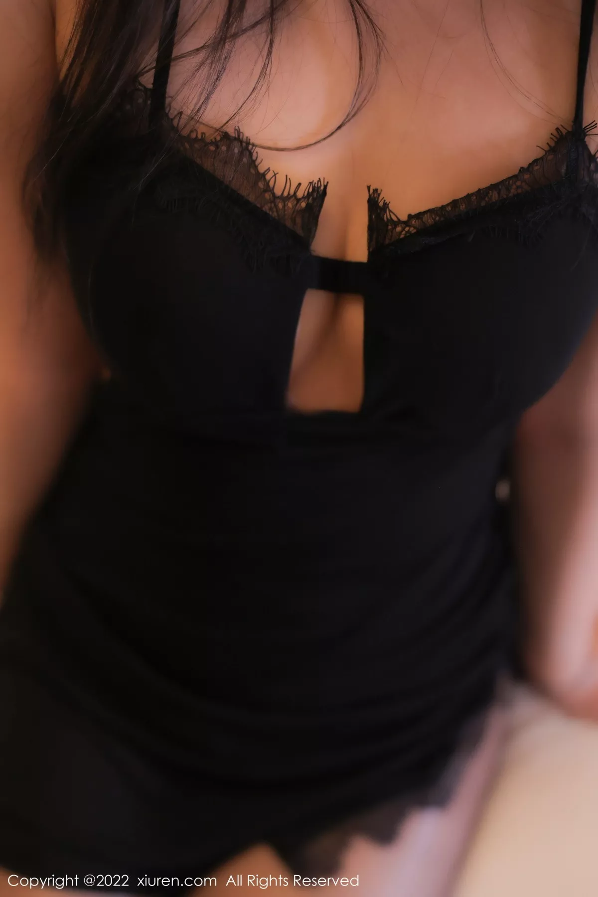 秀人集.com_[XiuRen秀人网]No.5833_新人模特司柠性感黑色吊带短裙配超薄无内黑丝秀翘臀诱惑写真63P